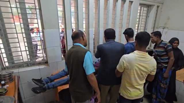 যুবকের দুই হাতের কবজি বিচ্ছিন্ন করল দুর্বৃত্তরা