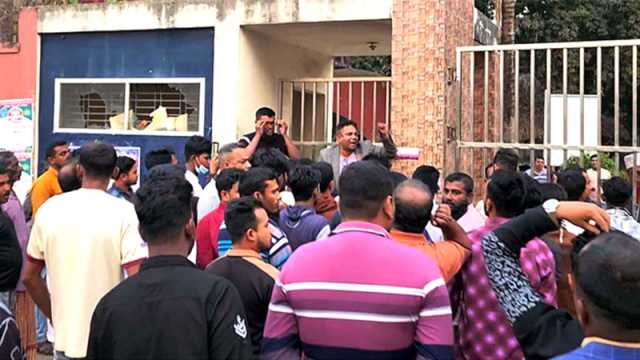 আসামি ছেড়ে দেওয়ার অভিযোগ, থানা ঘেরাও-ভাঙচুর বিএনপি নেতাকর্মীদের