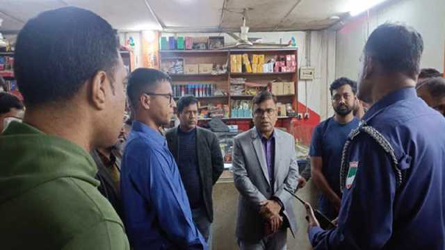 যশোরে ইজিবাইক শো-রুমে ডাকাতি, ৩ পুলিশ সদস্য ক্লোজড
