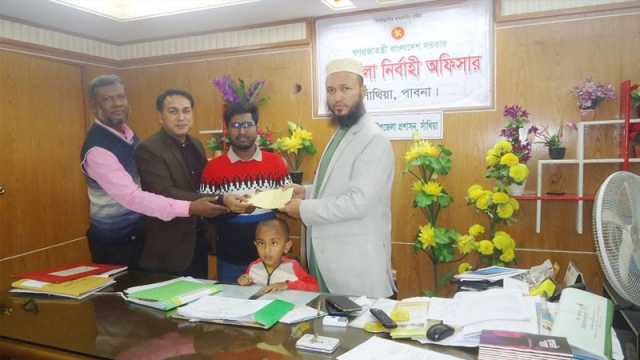 মেডিকেলে সুযোগ পাওয়া রাকিবুলের পাশে এবার সাঁথিয়ার ইউএনও