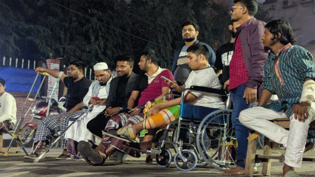 আগারগাঁওয়ে সড়কে আহতদের বিক্ষোভ