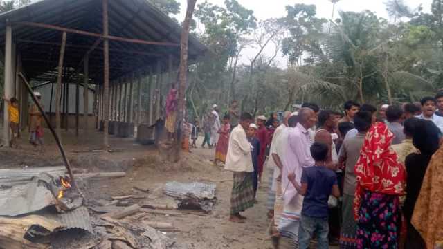 নোয়াখালীতে মাজারে ভাঙচুর-অগ্নিসংযোগ, আহত ১০