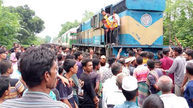 ট্রেনে কাটা পড়ে যুবকের মৃত্যু, রেলপথ অবরোধ