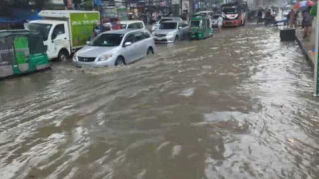 মুষলধারে বৃষ্টি, চট্টগ্রামে জলাবদ্ধতা 