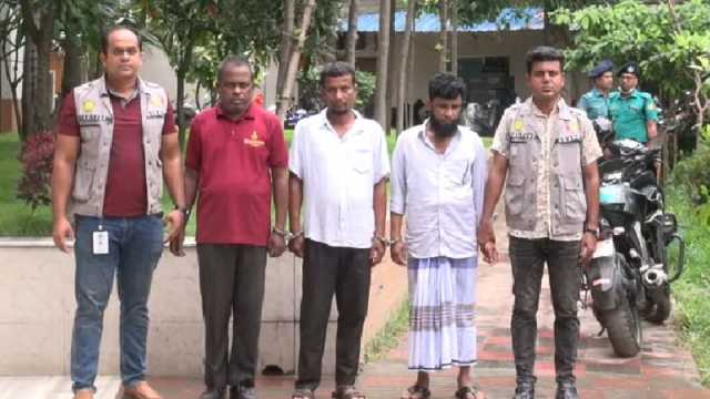 তারা কখনও সরকারি কর্মকর্তা, কখনও শীর্ষ সন্ত্রাসী