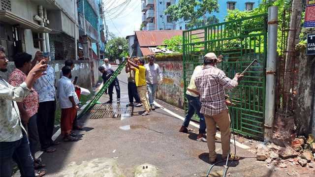 নানকের গ্রামের বাড়ির প্রবেশ পথের গেট উচ্ছেদ করল বিসিসি