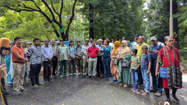 বৃষ্টিভেজা সকালে গাছ চেনানোর আয়োজন
