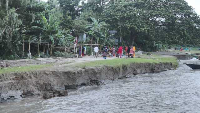 পাবনায় তীব্র নদী ভাঙনে বিলীনের ‍মুখে ফেরি ঘাট