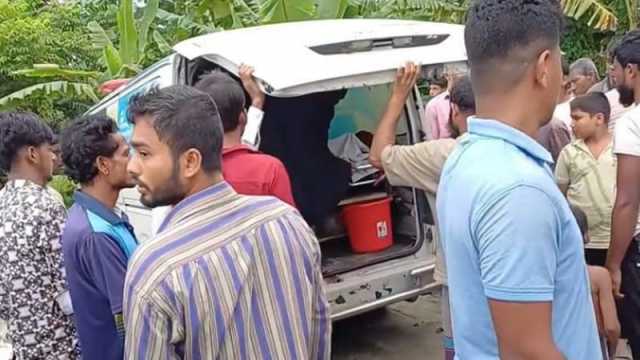 জমিতে ছিঁড়ে পড়া তারে জড়িয়ে বিদ্যুৎস্পর্শে বাবা-ছেলের মৃত্যু