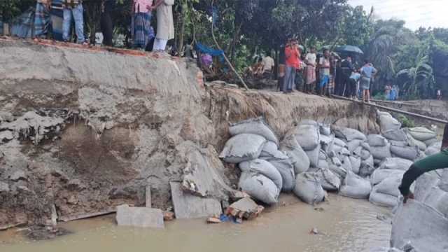 বিলীন আরও ২০০ মিটার বাঁধ, হুমকির মুখে তিন গ্রাম
