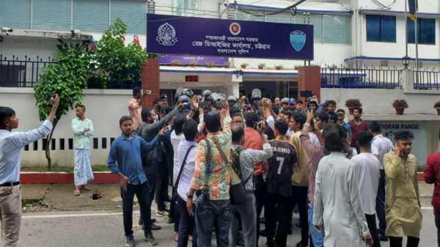চট্টগ্রাম রেঞ্জ ডিআইজির কার্যালয়ের সামনে এনসিপি ও বৈষম্যবিরোধীদের বিক্ষোভ 