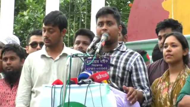 শুনতে পাচ্ছি, ডিসি-এসপির কার্যালয় অনেক দলের অফিসে পরিণত হচ্ছে: হাসনাত আবদুল্লাহ