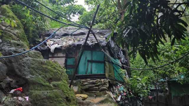 থামেনি বৃষ্টি, পাহাড় থেকে নামছেন না অনেকেই