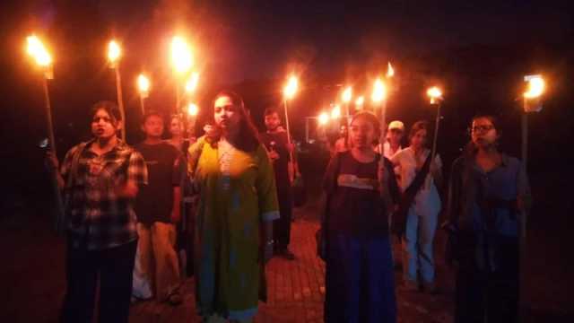 সারাদেশে হত্যাকাণ্ডের প্রতিবাদে জাবিতে মশাল মিছিল