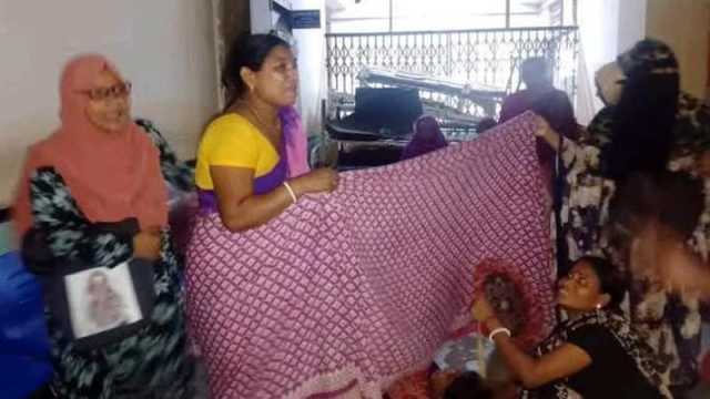 অপেক্ষা করতে করতে হাসপাতালের বারান্দায় চেয়ারে বসা অবস্থা সন্তান প্রসব