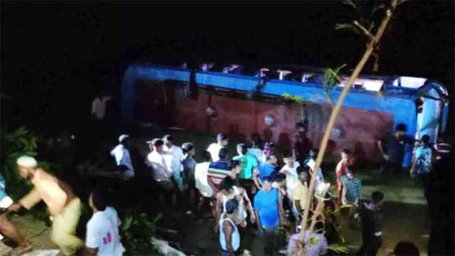 বৌভাত থেকে ফেরার পথে পুকুরে বাস, নিহত ৩