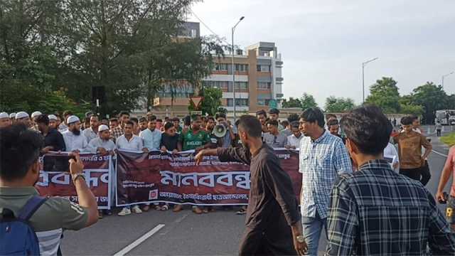 চাঁদাবাজি ও নৈরাজ্যের প্রতিবাদে পদ্মা সেতুর টোল প্লাজা অবরোধ করে বিক্ষোভ