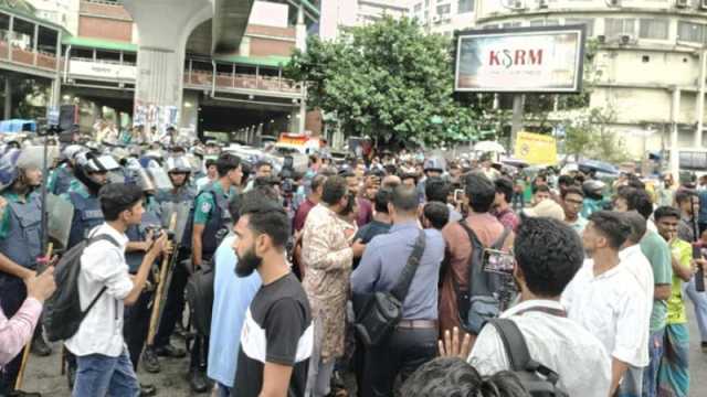 পিএসসি সংস্কার দাবিতে শাহবাগ ‘ব্লকেড’, পুলিশের সঙ্গে হাতাহাতি