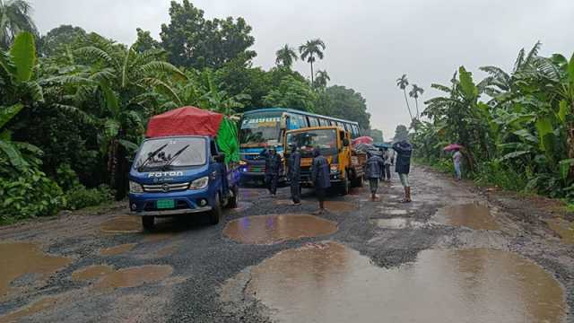 খানাখন্দে ভরা সড়কে মৃত্যুঝুঁকি