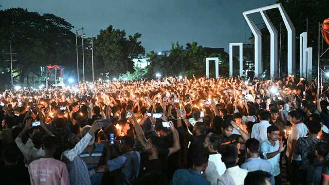 মোমবাতি প্রজ্বালনে শহীদদের স্মরণ করলো ছাত্রদল