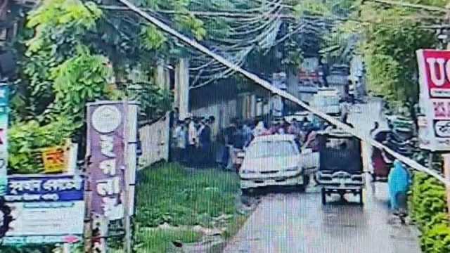 ফরিদপুরে এ. কে. আজাদের বাড়িতে চড়াও হলেন বিএনপির একাংশের নেতাকর্মী