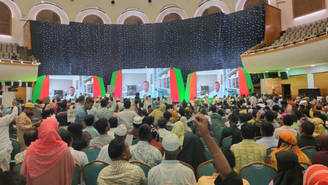 চীন মৈত্রী সম্মেলন কেন্দ্রে বিএনপির আলোচনা সভা চলছে