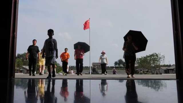 চীনে তীব্র গরম: ছাত্রছাত্রীরা আশ্রয় নিচ্ছেন লাইব্রেরি সুপারমার্কেটে