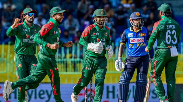 ৪ উইকেট নিয়ে লঙ্কানদের চাপে রেখেছে বাংলাদেশ