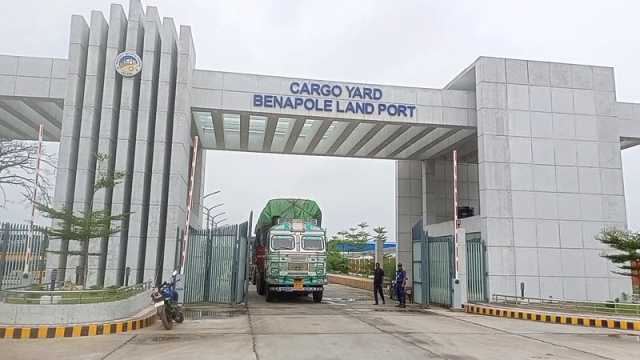 আশুরায় বেনাপোল বন্দরে আমদানি-রপ্তানি বন্ধ