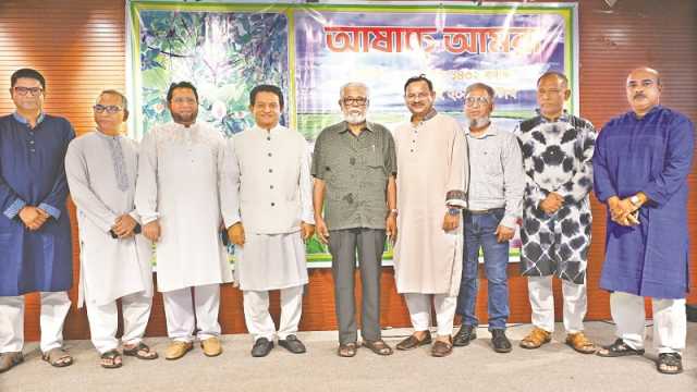 বন্ধুকে কাছে পেয়ে রঙিন হয়ে ওঠে আষাঢ়ের সন্ধ্যা
