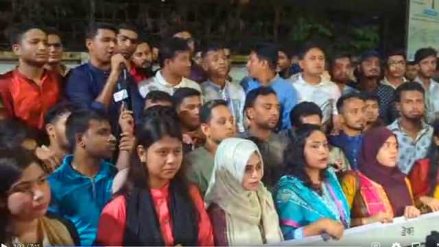 মিটফোর্ডের ব্যবসায়ীকে হত্যার বিচারের দাবিতে ঢাবি ছাত্রদলের বিক্ষোভ
