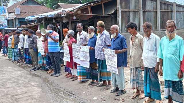 গাজীপুরে গার্মেন্টস শ্রমিক হত্যার বিচারের দাবিতে কিশোরগঞ্জে মানববন্ধন 