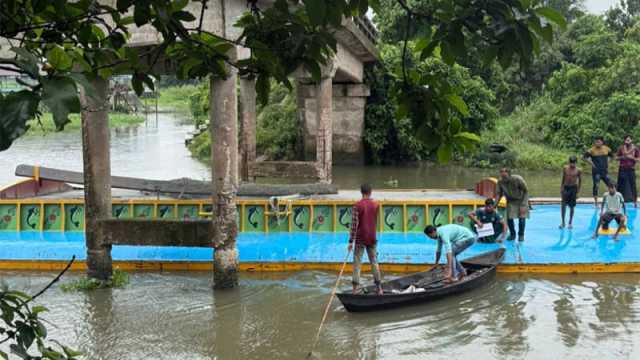 ঝুঁকিপূর্ণ সেতুর নিচে আটকে গেল বালুবাহী বাল্কহেড