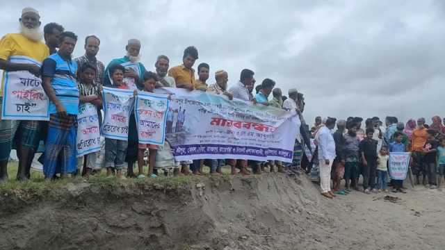 জামালপুরে নদী ভাঙন প্রতিরোধের দাবিতে মানববন্ধন