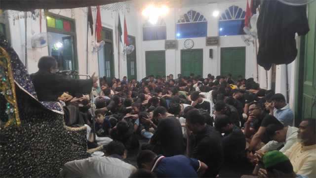 ইমামবাড়াতে ভক্তদের মাতম