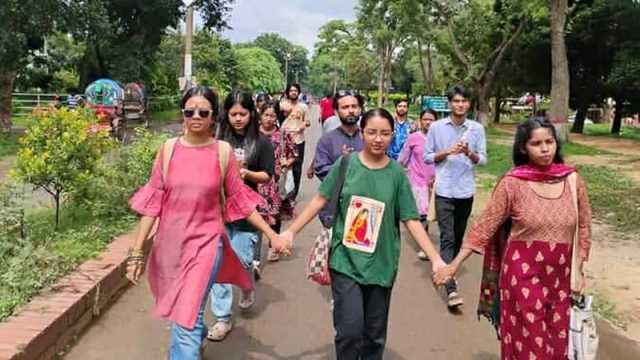 জাবিতে গাছ উপড়ে ফেলার প্রতিবাদে বিক্ষোভ 