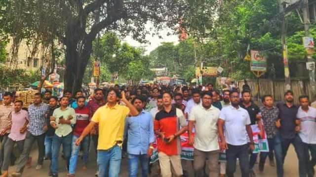 পুরান ঢাকায় ব্যবসায়ী হত্যার দ্রুত বিচারের দাবিতে জবি ছাত্রদলের বিক্ষোভ
