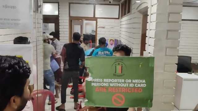 অর্থ সহায়তা পেতে জুলাই ফাউন্ডেশনে আহতদের হট্টগোল