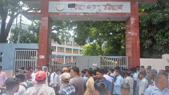 মহাসড়ক অবরোধ ও পটিয়া থানা ঘেরাও শিক্ষার্থীদের