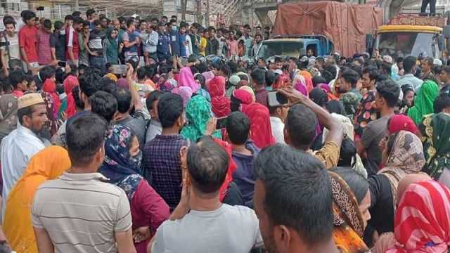 চট্টগ্রামে বকেয়া বেতনের দাবিতে পোশাক শ্রমিকদের সড়ক অবরোধ