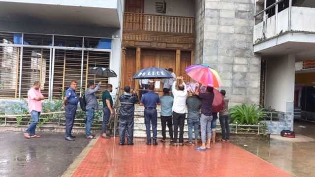 নোটিশ গ্রহণ না করায় সাবেক এমপির বাড়ির ফটকে নোটিশ ঝুলাল দুদক