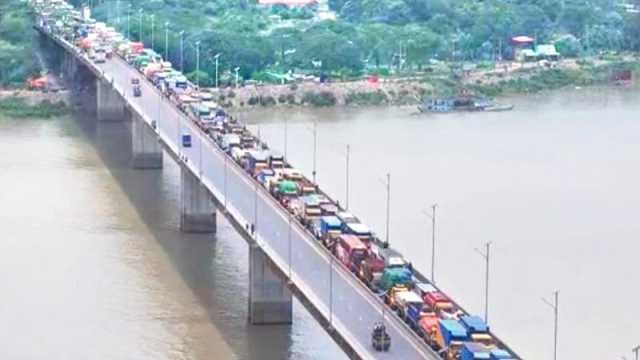 উপদেষ্টার গাড়ি এক সেতুতে দুই ঘণ্টা