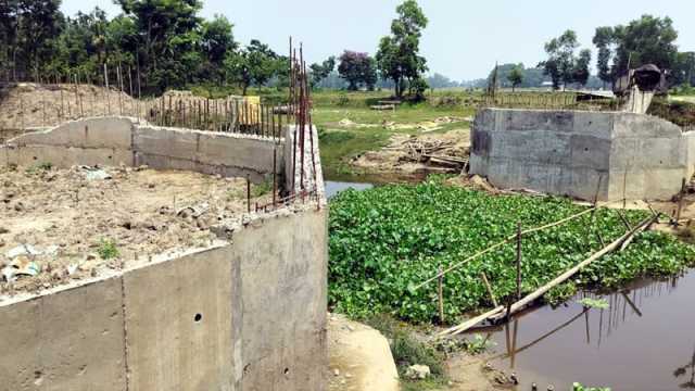সেতুর কাজ শেষ না করে ঠিকাদার লাপাত্তা