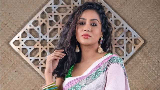 চলচ্চিত্র অনুদান কমিটি ছাড়লেন অভিনেত্রী মম