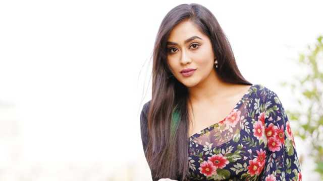 ক্ষমতার কাছে গেলে অনেকের মুখোশ বদলে যায়: মম