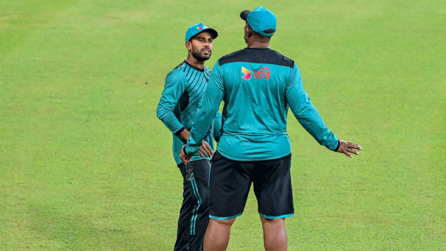 টস হেরে বোলিংয়ে বাংলাদেশ, দু’জনের অভিষেক