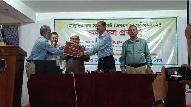ফলাফলে ধস নামলেও ময়মনসিংহ শিক্ষা বোর্ডে এগিয়ে মেয়েরা