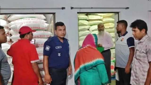 নওগাঁয় শ্বশুরবাড়িকে গুদাম বানিয়ে ৫০০ বস্তা চাল মজুত ব্যবসায়ীর