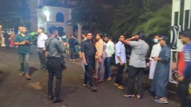 চিটাগাং ক্লাবের বাইরে বিক্ষোভ বৈষম্যবিরোধীদের, চলছে গাড়ি তল্লাশি