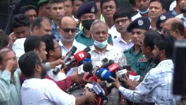 মালয়েশিয়া থেকে ফেরত পাঠানো ৩ জনের কেউ জঙ্গি নয়: স্বরাষ্ট্র উপদেষ্টা
